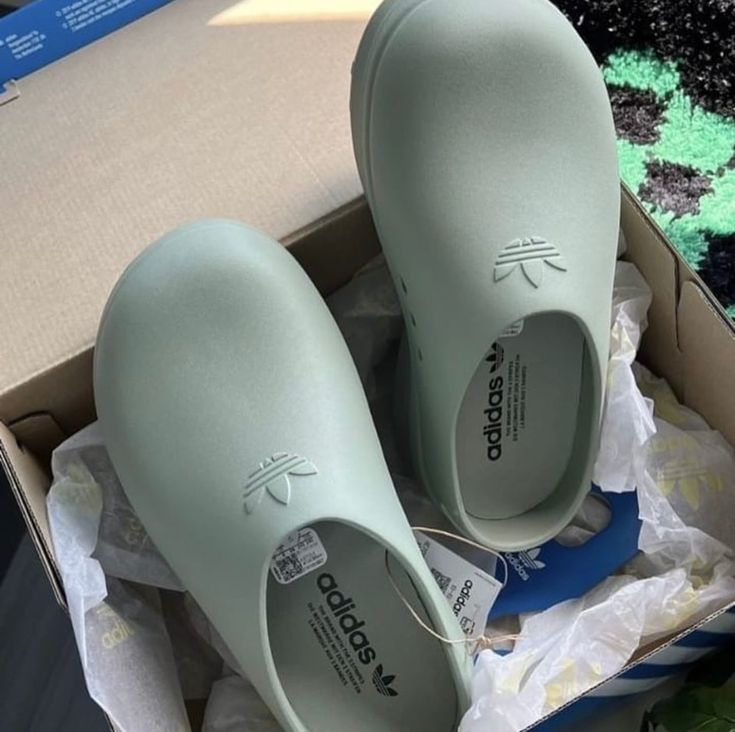 Viral Addidas foam walker
